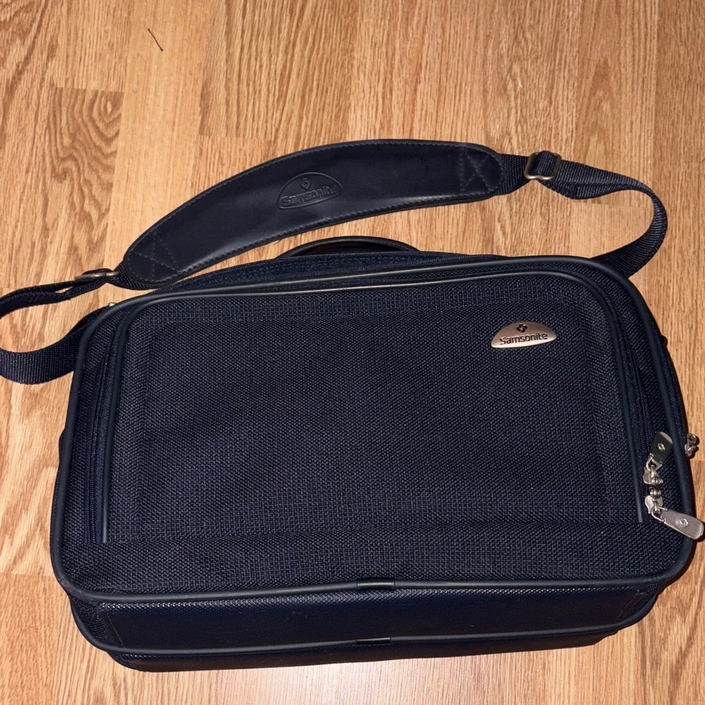 Samsonite Overnight/Carry on Black Laptop Messenger Bag with Shoulder Strap